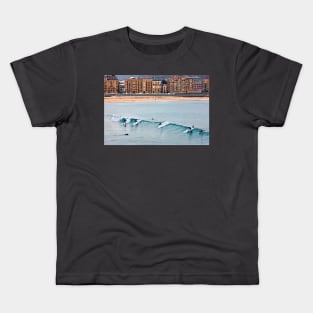 Learning to surf (step by step) Kids T-Shirt